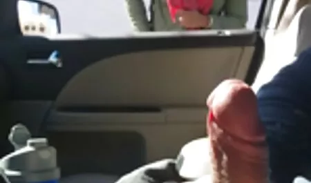 Секси уличница дразни и порно с стари показва тялото