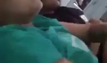 Едита се протегна към есетата порно с стари си.