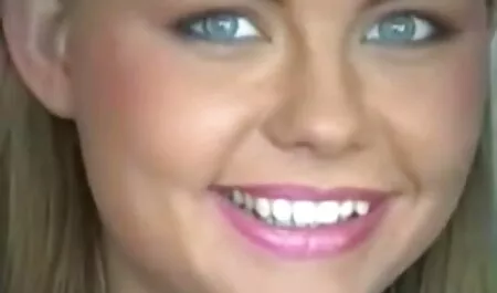 - Джеса Фингър чука обръснатата си гладкост. секс стари млади