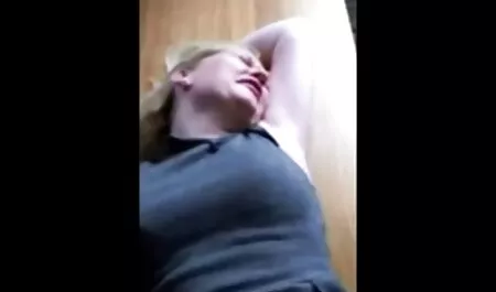 Невероятна майка milf е гадно и чука млад жребец сух порно със стари