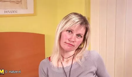 брюнетка мама прецака и сексстари лицето