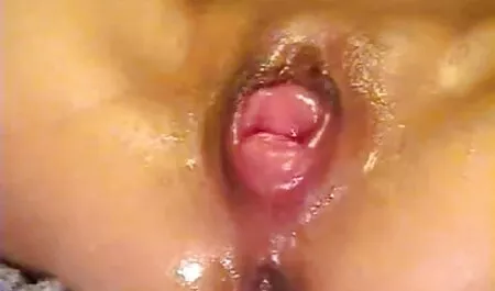 Slutty стари млади порно ангел мастурбира на стол